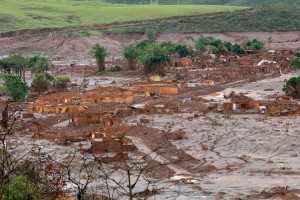 O rompimento da barragem de rejeitos da mineradora Samarco no distrito de Bento Rodrigues, Minas Gerais. Crédito: Rogério Alves, TV Senado