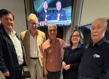 Único aniversariante de maio presente ao evento, Paulo Ferreira (C), recebeu os cumprimentos e o brinde dos membros da reitoria e da assessora de imprensa – Foto: Divulgação