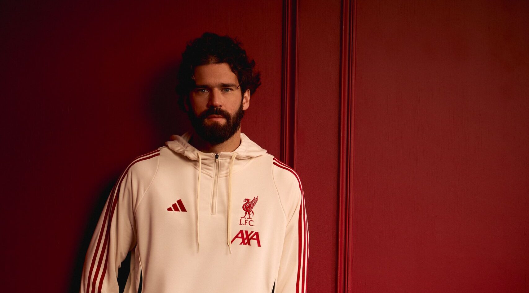 AXA no Brasil celebra 10 anos com nova campanha estrelada por Alisson Becker