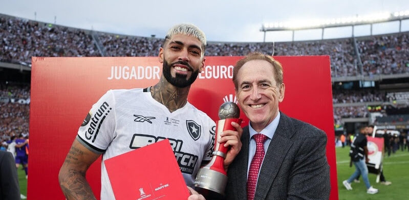 Alexander Barboza, zagueiro do Botafogo, recebeu no passado o troféu ‘Jogador Mais Seguro’ das mãos do CEO Global da MAPFRE, Antonio Huertas