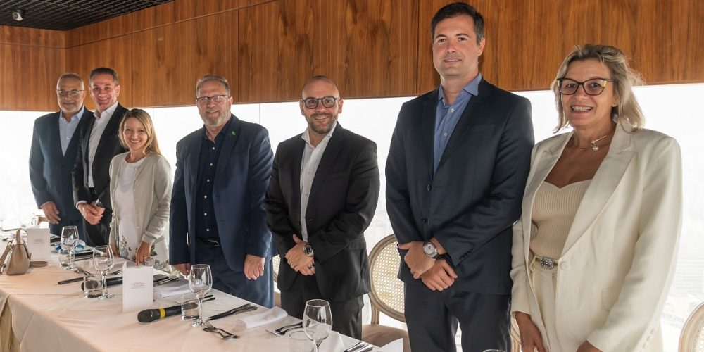 mesa: Gilberto Januário, Emerson Valentim, Patricia Chacon, Álvaro Fonseca, Luiz Arruda, Rodrigo Vasconcellos e Ivone Arello