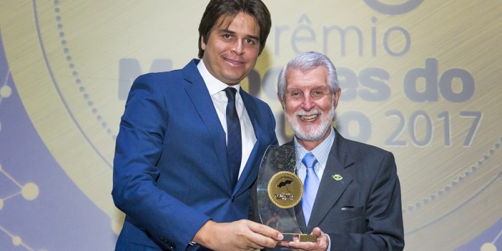 Sandro Cesar Alarcão, diretor executivo da Seguros do Brasil, recebendo o troféu de Adevaldo Calegari, mentor do Clube de Corretores SP