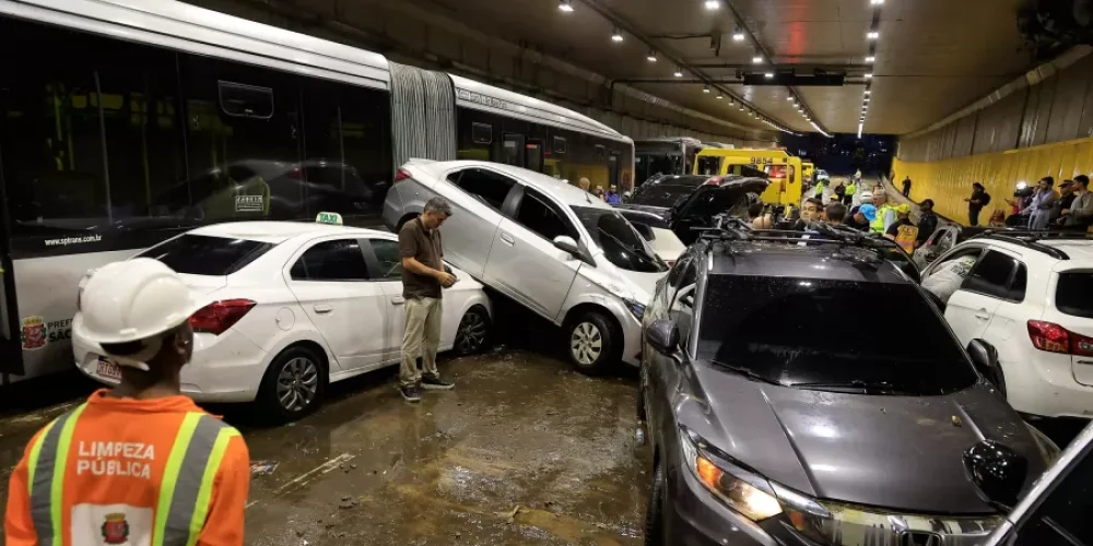 Carros e ônibus estão ilhados no túnel do Anhangabaú após fortes chuvas em São Paulo Imagem: Miguel SCHINCARIOL/AFP