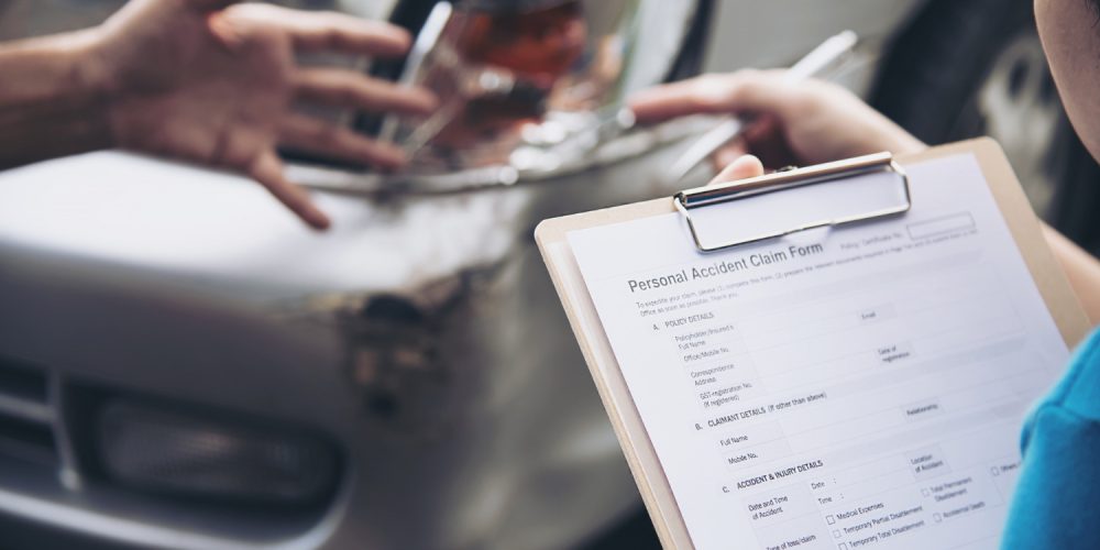 Um ano após a sanção da Lei Complementar nº 213/2025, o mercado de proteção veicular no Brasil consolida uma transformação estrutural sem precedentes.   O setor, que projeta atrair até 8 milhões de novos veículos para a frota protegida no país — um salto de 30% segundo estimativas da Superintendência de Seguros Privados (Susep) —, vive agora a fase da maturidade institucional. Se em 2025 o foco era a conformidade legal, em 2026 o diferencial competitivo migrou para a governança e a inclusão financeira.  A mudança no perfil do consumidor é impulsionada pela busca por modelos de "economia compartilhada" que reduzam o impacto da inflação de serviços no orçamento doméstico. Ao contrário das seguradoras tradicionais, que utilizam algoritmos de risco baseados em dados demográficos (como idade e CEP), o modelo associativo fundamenta-se no mutualismo, utilizando a Tabela Fipe como principal balizador de custos.  O fim da "zona cinzenta" e a profissionalização   Com a fiscalização ativa da Susep e do Conselho Nacional de Seguros Privados (CNSP), as associações passaram a operar sob diretrizes rígidas, incluindo a segregação de patrimônio e políticas de transparência.   Essa oficialização permitiu que empresas regionais ganhassem musculatura para competir com grandes players nacionais, focando em nichos anteriormente negligenciados.  Um dos exemplos desse novo momento é a Salvcar, associação paranaense de proteção veicular que vem se destacando pelo modelo de atendimento humanizado e presença solidificada na região de Maringá. Para Jorge Cantos, presidente da entidade, o novo marco regulatório foi o divisor de águas que separou o amadorismo da gestão técnica.  "O mercado convencional muitas vezes impõe barreiras burocráticas que excluem fatias significativas da população. O modelo associativo, agora sob o rigor da LC 213/2025, inverte essa lógica ao democratizar o acesso à proteção patrimonial, mantendo a segurança jurídica que o consumidor exige", aponta o executivo.  Estratégia de mercado e expansão em 2026   Para acompanhar o ritmo de crescimento projetado pela Susep, o setor entra em 2026 com estratégias agressivas de aquisição de novos associados.   A Salvcar, por exemplo, anunciou uma política de incentivo que ofereceu 100% de desconto na primeira parcela para novos contratos fechados em janeiro — além de, no mês de fevereiro, oferecer 30% de desconto para atender a demanda de cobertura das viagens do público no Carnaval. As medidas visam facilitar a migração de motoristas que ainda operam na informalidade ou que buscam reduzir custos fixos sem prescindir da segurança.  O próximo passo do setor, segundo analistas, é a expansão para frotas de veículos pesados e motocicletas — categorias que possuem as maiores carências de cobertura no país. Com a estabilidade jurídica alcançada, a expectativa é que o modelo de proteção mutualista se torne o principal motor de inclusão veicular do Brasil até o final da década.