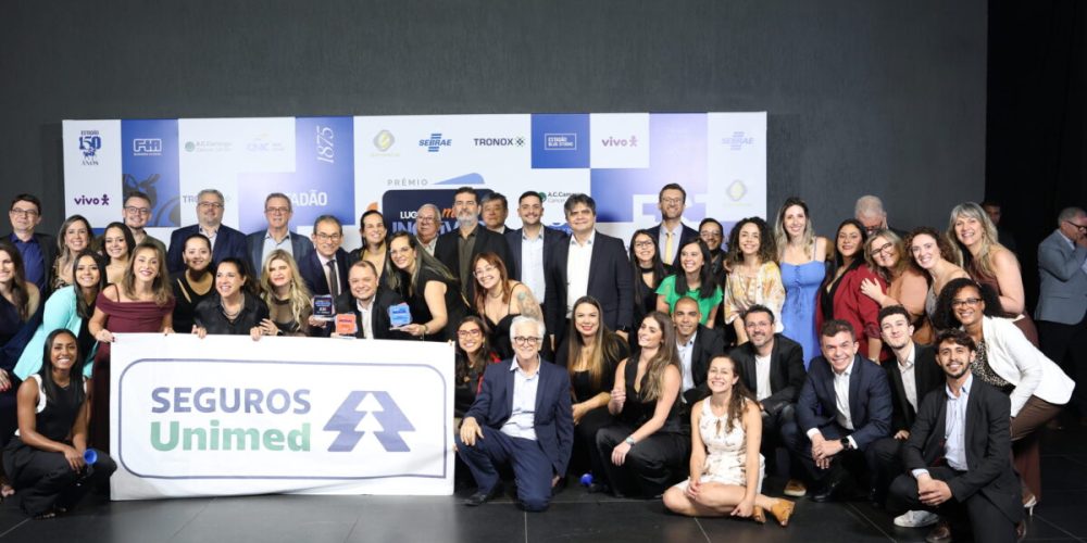 Representantes da Seguros Unimed, vencedora na categoria Empresa de Grande Porte do prêmio 'Lugares Mais Incríveis para Trabalhar'