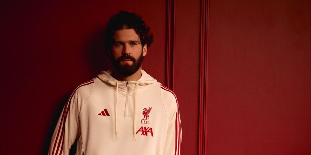 AXA no Brasil celebra 10 anos com nova campanha estrelada por Alisson Becker