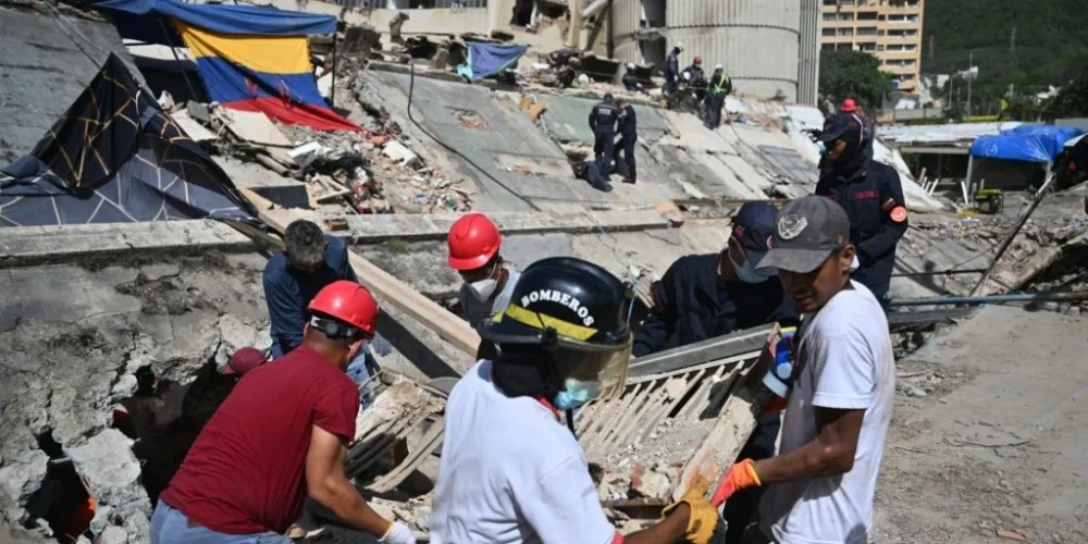 Resgate de vítimas dos terremotos na cidade de Caraballeda, no estado venezuelano de La Guaira. Fotos: Juan Barreto/AFP
