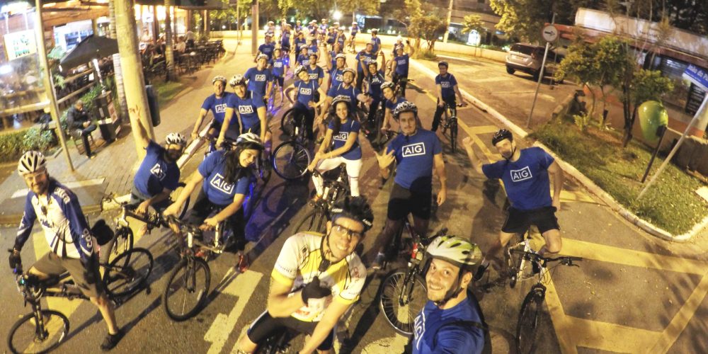 AIG promove conscientização no trânsito em passeio ciclístico pelas ruas de SP