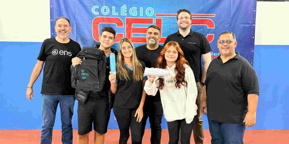 Legenda da foto: À frente, jovens premiados com kits da ENS junto do coordenador do Ensino Médio do CELC, Flavio Freitas (à direita). Ao fundo, a equipe da ENS: Luiz Mattua, Ricardo Mota e João Vitor Silva