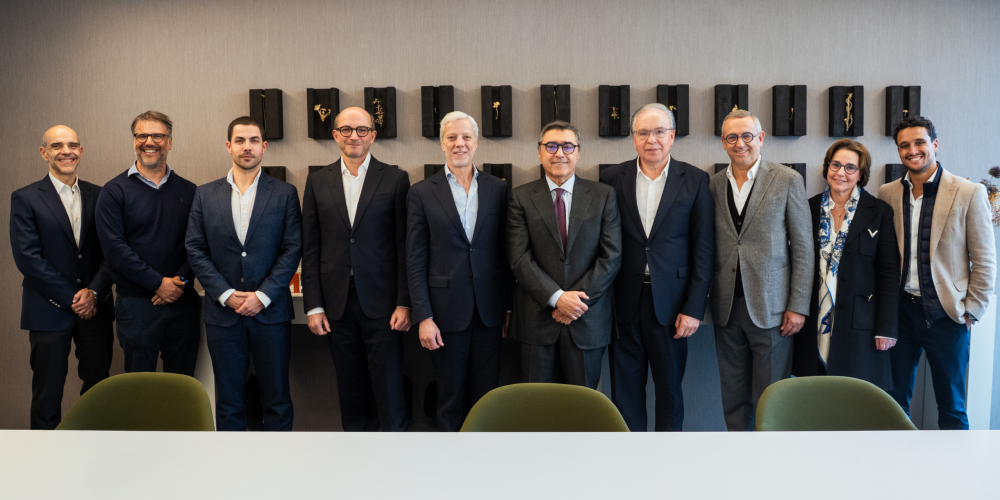 Da esquerda para a direita: Mário Silva (PTCG), Helder Beça (Diretor M&A MDS), Luís Queiroz (CFO Seguramos), José Diogo Silva (CFO MDS Group), Ricardo Pinto dos Santos (CEO MDS Portugal), José Manuel Fonseca (CEO MDS Group), Mário Ramos (CEO Seguramos), Paulo Sousa (Proef), Áurea Ferreira (Proef) e João Sousa (Proef).