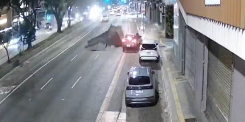 'Asfalto explode' e cratera se abre na Rua da Consolação — Foto: Reprodução/TV Globo