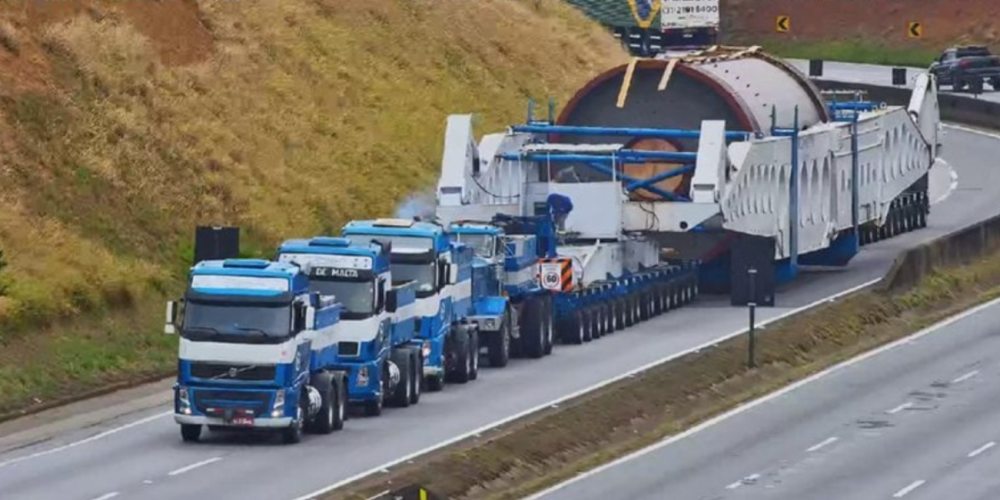 Megacarretaa parada na Rodovia Presidente Dutra (BR-116) - Reprodução/Arteris