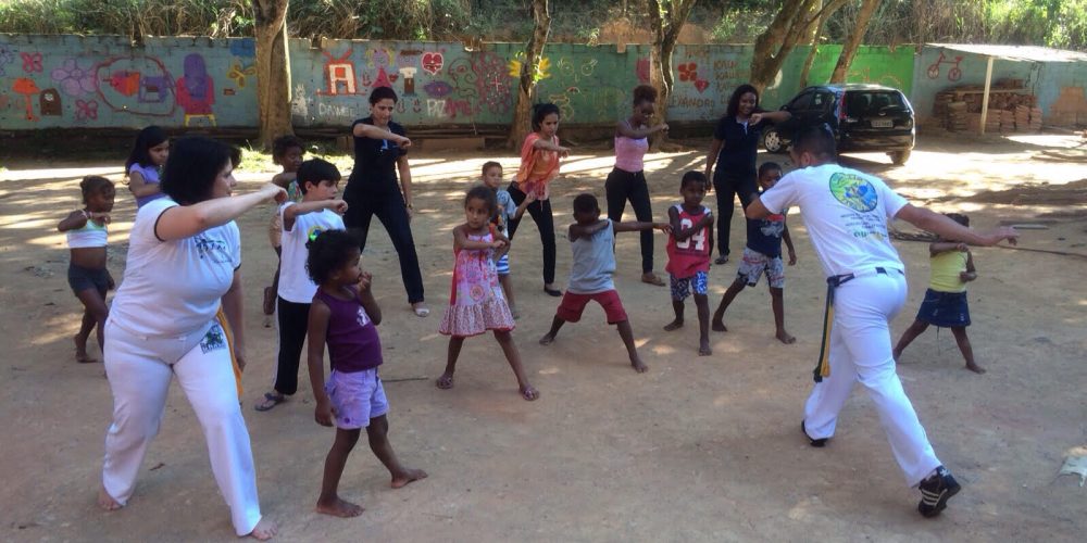 Colaboradores da Mongeral Aegon promovem roda de capoeira em orfanato