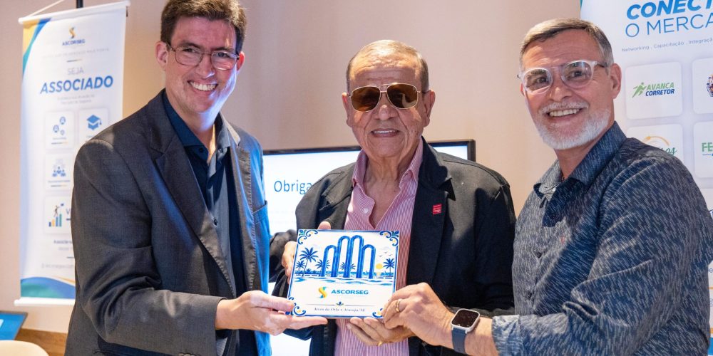 CSP Bahia recebe homenagem da ASCORSEG-SE durante evento em que foi celebrada a assinatura do Termo de Cooperação Técnica entre as entidades. Da esquerda para direta: Antonio Daniel Mota, Carlos Alberto Dosea dos Santos e Paulo Telles