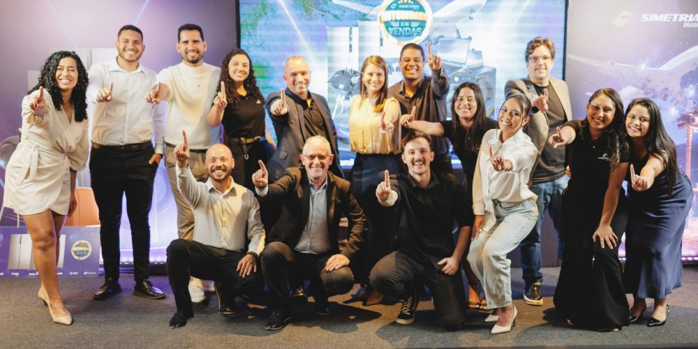 Equipe comercial e diretores da Simetria Brasil no evento de premiação, em Belo Horizonte/MG