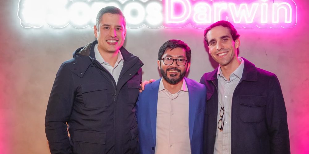 Carlos Alberto (Beto) Souza Barros, Edson Toguchi e Firmino Freitas durante encontro no espaço Experience House, em São Paulo, que marcou a apresentação do novo posicionamento da seguradora no segmento corporativo