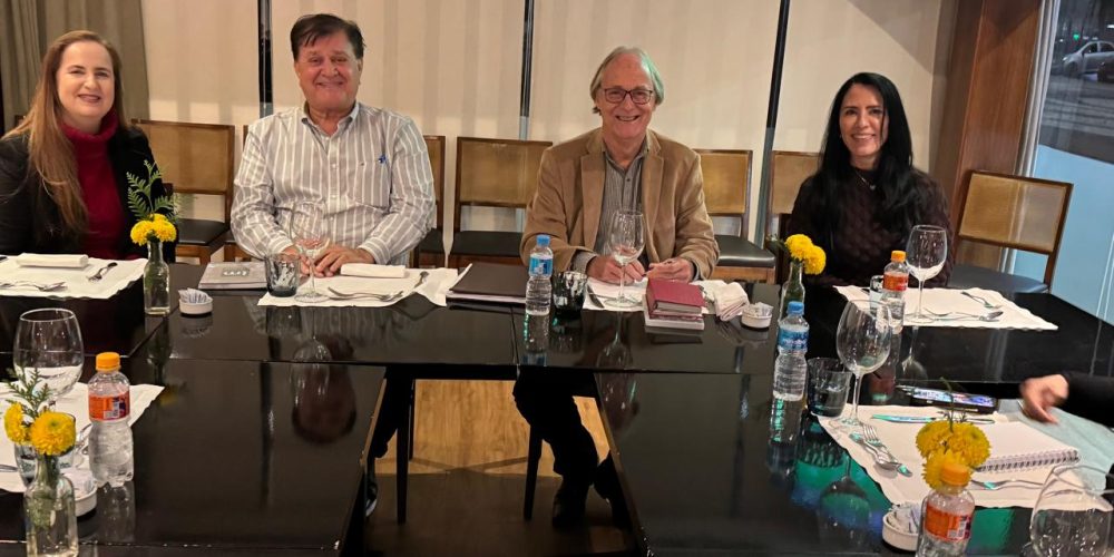 Dupla feminina compõe a mesa da diretoria, da esquerda para direita: Beatriz Herranzt, Gilberto Villela, Anselmo Abrantes Fortuna e Liliane Guimarães