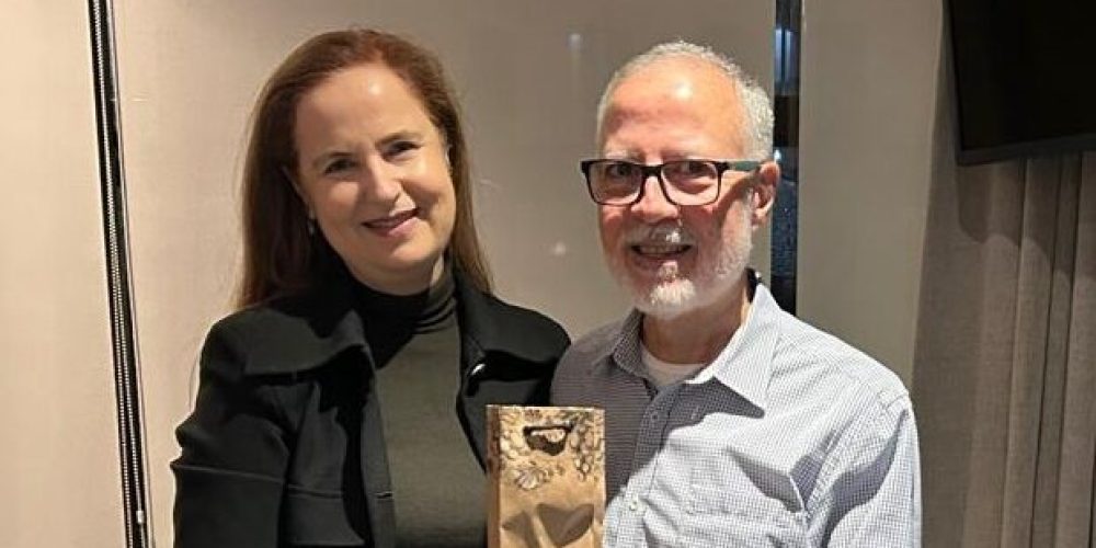 Beatriz Heranz entrega o brinde do aniversariante Marcello Hollanda – Foto: Divulgação
