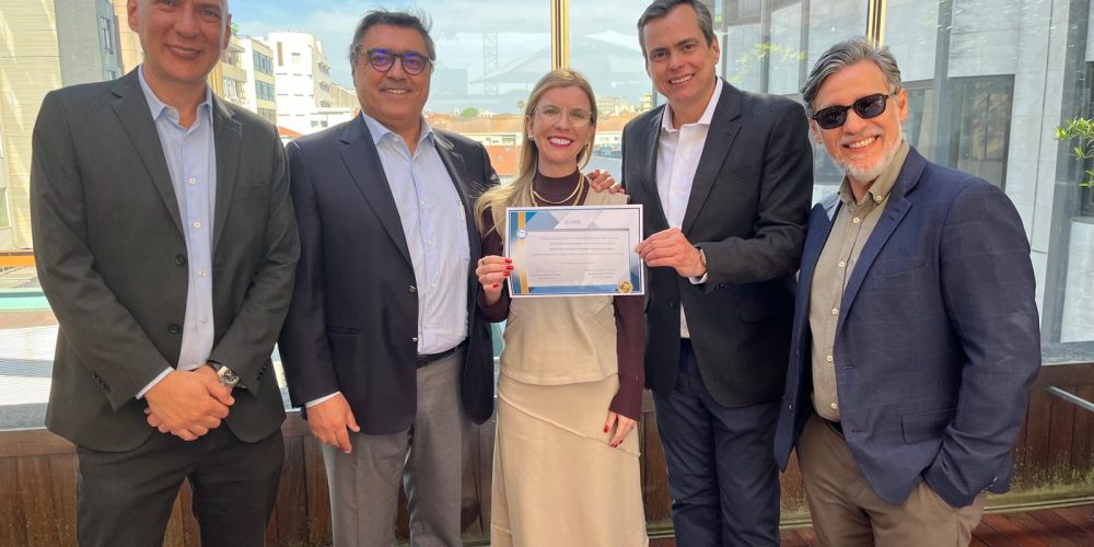 Letícia exibe o diploma do curso ao lado dos palestrantes convidados e organizadores da imersão, no rooftop da MDS, no Porto, em Portugal