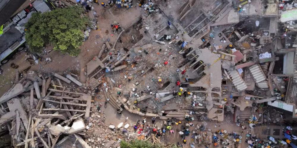 Imagem de drone mostra trabalhos de resgate em meio a escombros de prédios derrubados por terremoto de magnitude 7,4 em Cali, na Colômbia, em 12 de agosto de 2026. — Foto: REUTERS/Raquel Cunha