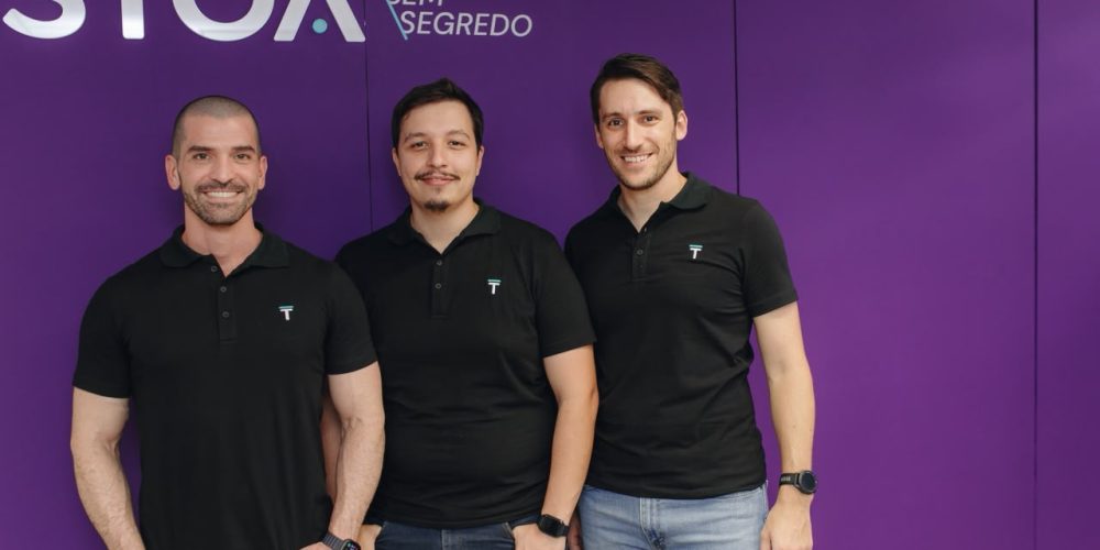 da esquerda para a direita, o Cofundador da STOA, Luiz Sampaio, o CTO, Leonardo Reis, e o CEO, Eduardo Marcellini - Foto: Divulgação