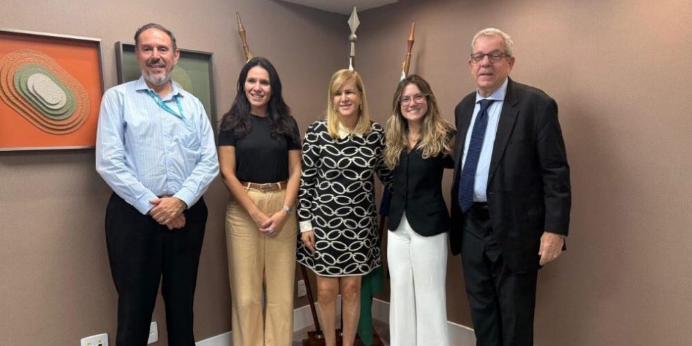 Luiz Mattua (superintendente de Marketing e Vendas da ENS), Janine Couto (coordenadora Comercial da ENS), Ana Tereza Basílio (presidente da OAB/RJ), Luiza Dargains Mattua Teixeira (membro da Comissão de Estudos em Processo Civil da OAB/RJ) e Ricardo Menezes (presidente na CAARJ) - Divulgação ENS.