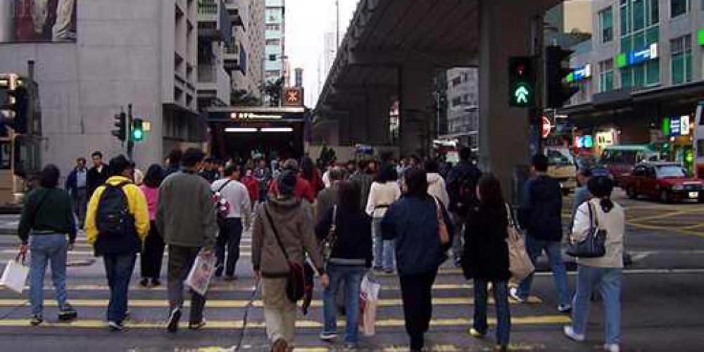 Pedestrians_cross_road_in_Mong_Kok