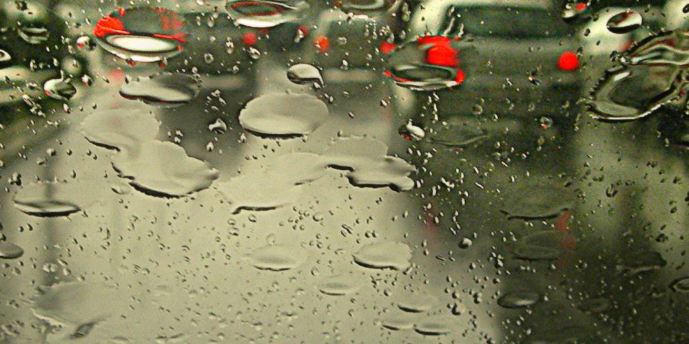 Período de chuvas fortes exige atenção redobrada dos motoristas