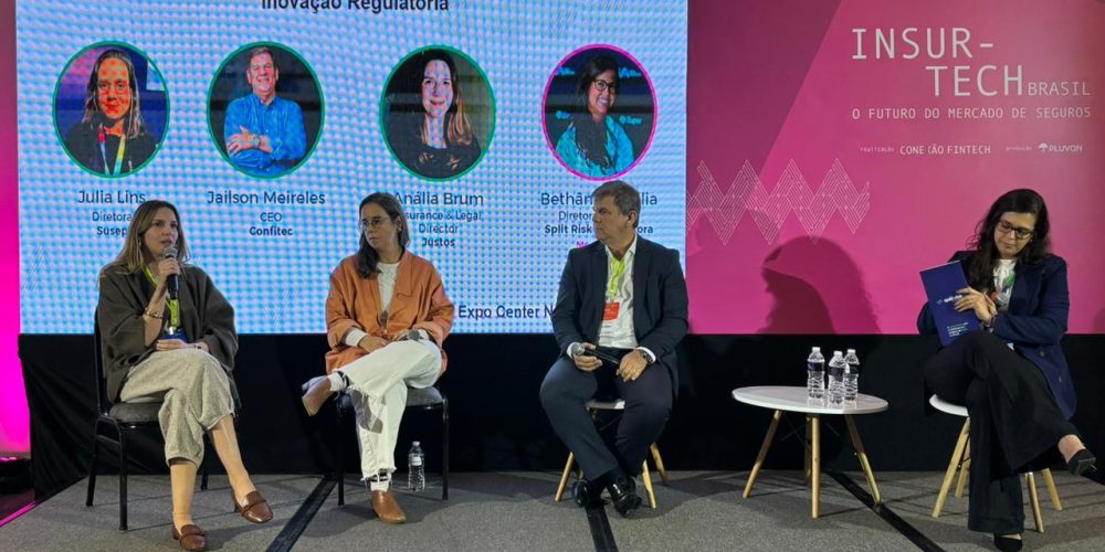 Da esqu para dir - Anália Brum, Insurance & Legal Director da Justos;  Júlia Normande Lins, da Diretoria de Infraestrutura de Mercado e Supervisão de Conduta da Susep; Jailson Meireles, CEO da Confitec;  e Bethânia Cecília, Diretora Jurídica da Split Risk Seguradora