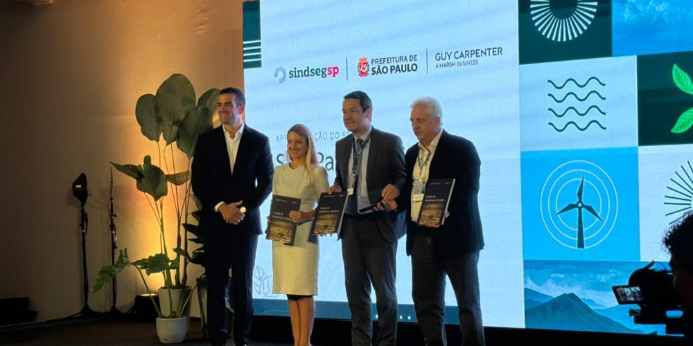 entrega Estudo São Paulo Mais Resiliente ás Mudanças Climáticas - Pedro Farme, da Guy Carpenter; Patrícia Chacon do SindsegSP; Fabricio Cobra Arbex e Marcos Monteiro da Prefeitura de São Paulo