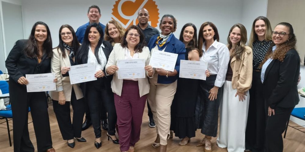 A entrega dos certificados aos participantes, marcou o encerramento da primeira turma do Projeto Mentoria CVG-RJ – Foto: Divulgação
