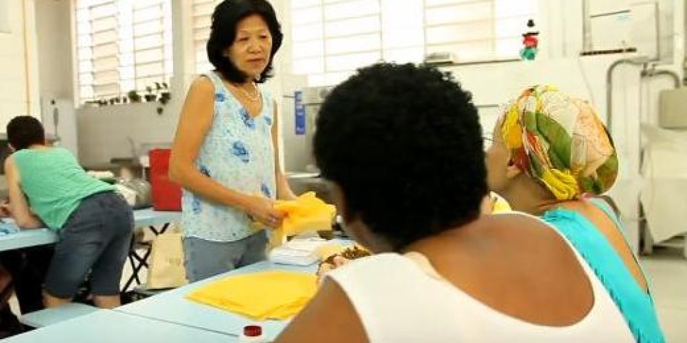 Assistente social ensina tai chi chuan e fuxico para senhoras da terceira idade