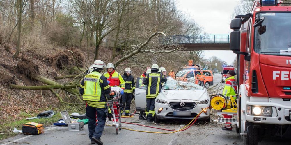 Tempestade Friederike derrubou árvores na Alemanha e provocou acidentes, como em Moers. Crédito: Christoph REICHWEIN / dpa / AFP