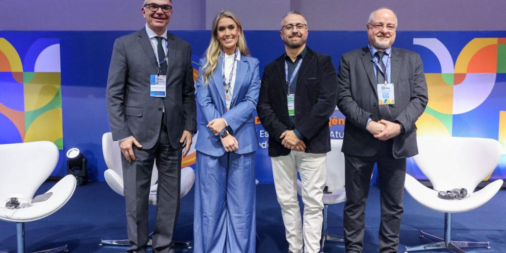 Legenda da foto: da esquerda para a direita, Ney Wiedemann, desembargador do Tribunal de Justiça do Rio Grande do Sul, Priscila Portal, diretora tesoureira do IBA, Cesar Cardim, superintendente de Regulação da FenaSaúde, e Onida, sócio e atuário responsável pela CONTATU.