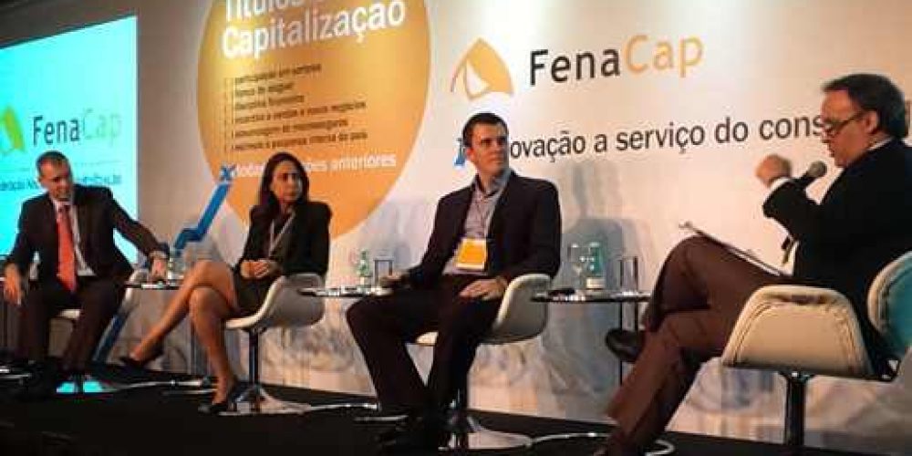 Da esquerda para a direita: Marco Barros (Fenacap), a economista Tatiana Pinheiro (Santander), o consultor financeiro Gustavo Cerbasi e o jornalista Guto Abranches