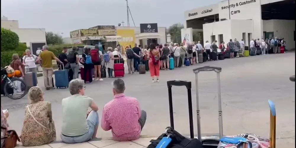 Pessoas fazem fila para atravessar a fronteira de Israel para a Jordânia — Foto: Reprodução/TV Globo