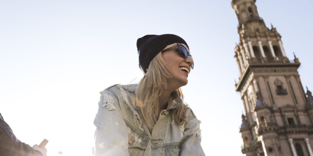 mulher-no-fundo-ceu-e-da-torre