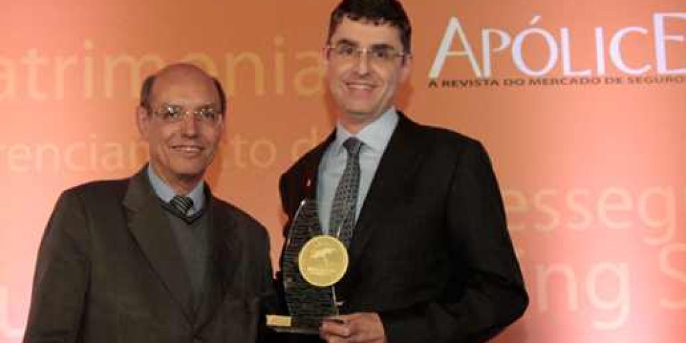 Marcelo Blay, sócio-diretor da Minuto Seguros, recebe troféu das mãos de Neival Freitas, diretor executivo da FenSeg