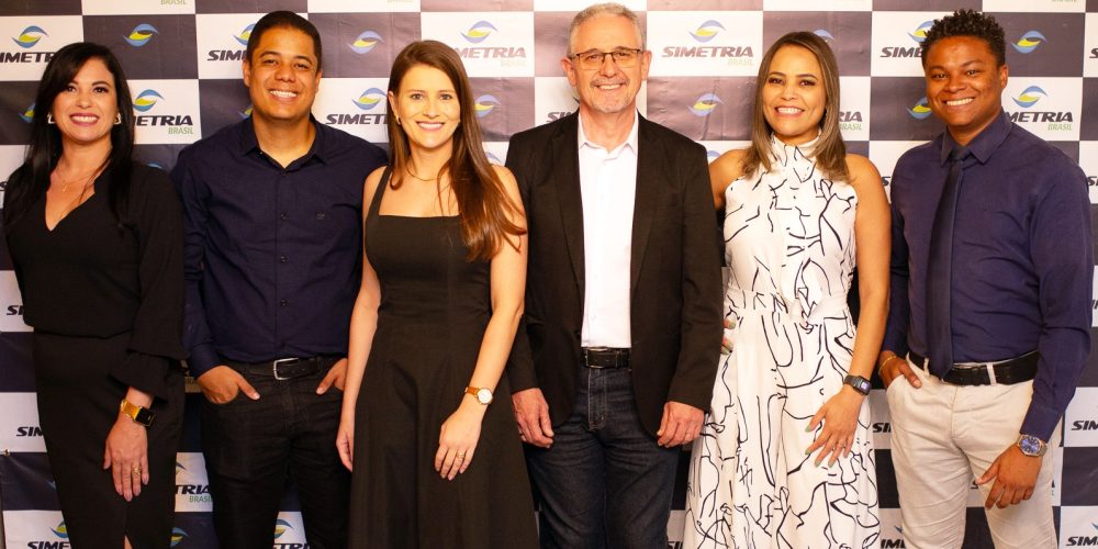 Karina Ribeiro, Weslley Correa, Júlia Costa, Alexandre Franco, Cristiane Afonso e Darjan Duarte: equipe comercial da Simetria Brasil durante evento de premiação