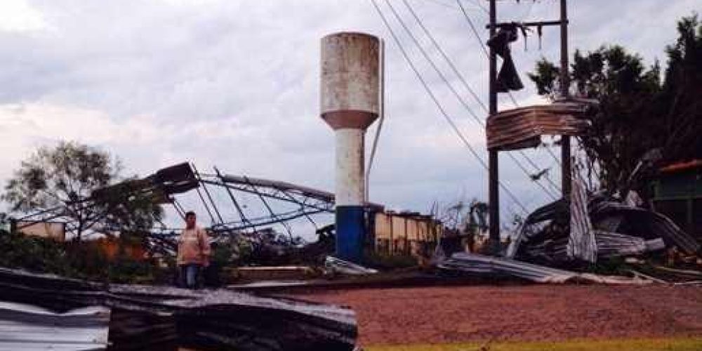 Estragos causados pelo tornado em Taquarituba