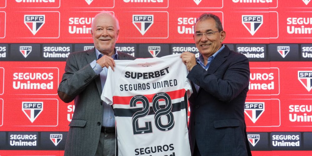 Os presidentes da Seguros Unimed, Helton Freitas e do São Paulo Futebol Clube, Harry Massis Jr., apresentam a nova camisa da equipe - Crédito:Gleyson Galdino / São Paulo FC
