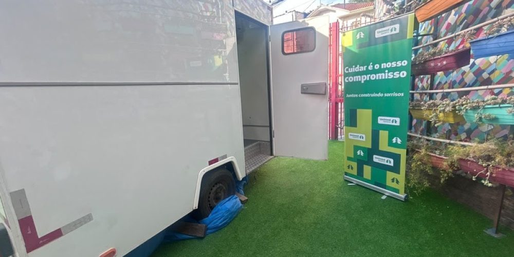 O Odontomóvel estacionado no pátio da Casa 1, preparado para promover o bem-estar da comunidade - Crédito: Divulgação