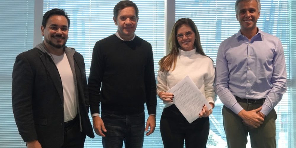 Da esquerda para direita: Osvaldo Cavalcanti, CFO do Paraná Banco e Conselheiro da Paraná Seguros; Cristiano Malucelli, CEO do Paraná Banco; Danyelle Martins, diretora executiva da Paraná Seguros; e Lucas Neves, CEO da Wiz Co.