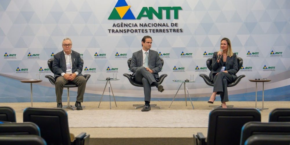 Danilo Silveira (FenSeg), Lucas Asfor (ANTT) e Laíne Meira (CNseg) durante evento na sede da ANTT, em Brasília (DF). Foto: Divulgação.