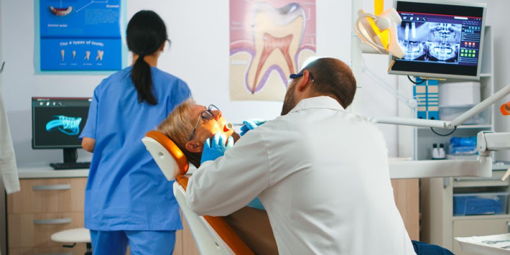 Atendimento clínico em consultório para um procedimento de rotina