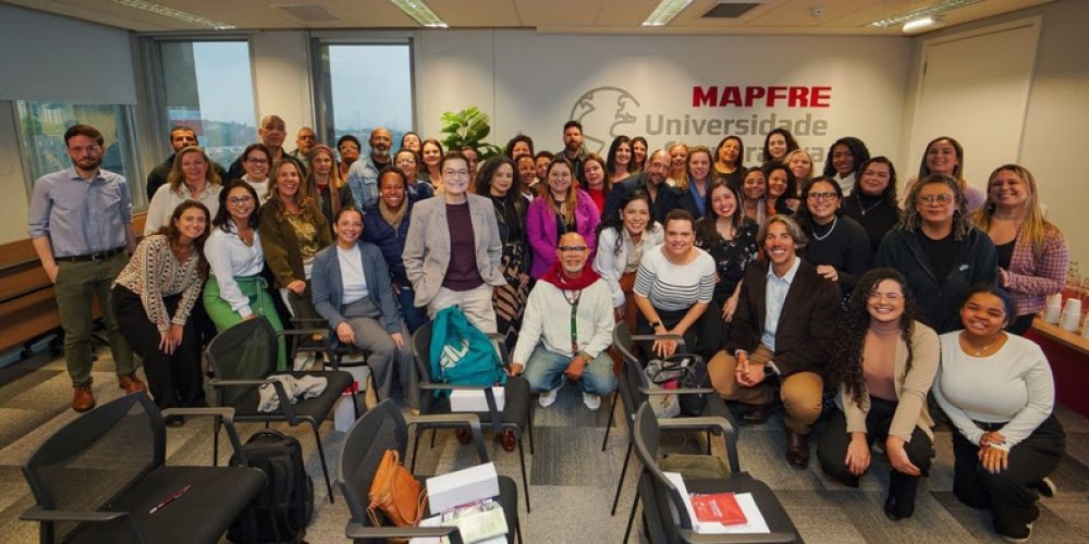 Professores de São Paulo posam para foto durante formação sobre Saúde Mental nas Escolas, na sede da Fundación Mapfre em São Paulo. Foto: Divulgação Fundación Mapfre
