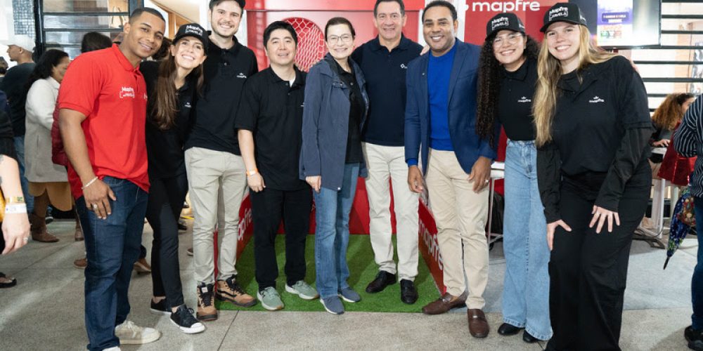 Fátima Lima, diretora de sustentabilidade da Mapfre recebe Dyogo Oliveira, presidente da CNSeg e Gilson Rodrigues, fundador do G10 Favelas