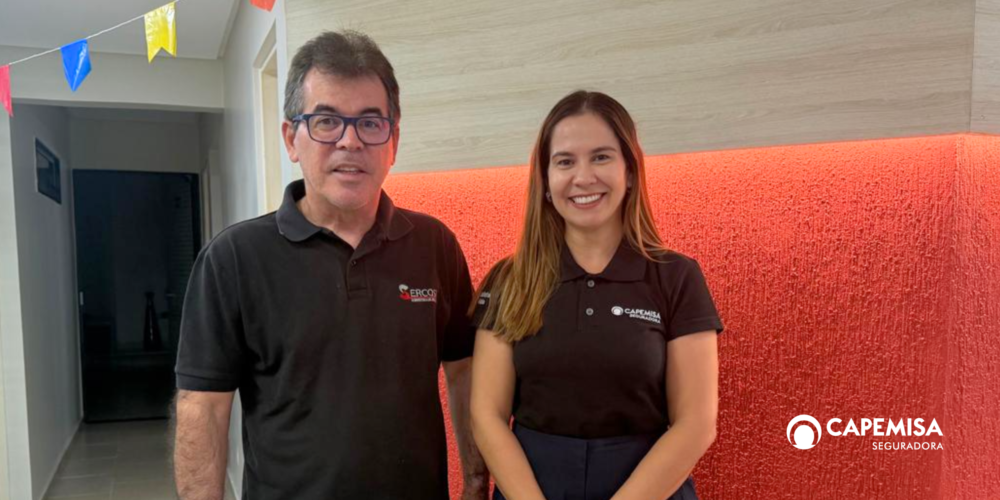 Charles Lindbergh, diretor-presidente da Sercosi Corretora, e Denise Lima, Executiva de Contas da CAPEMISA na Paraíba