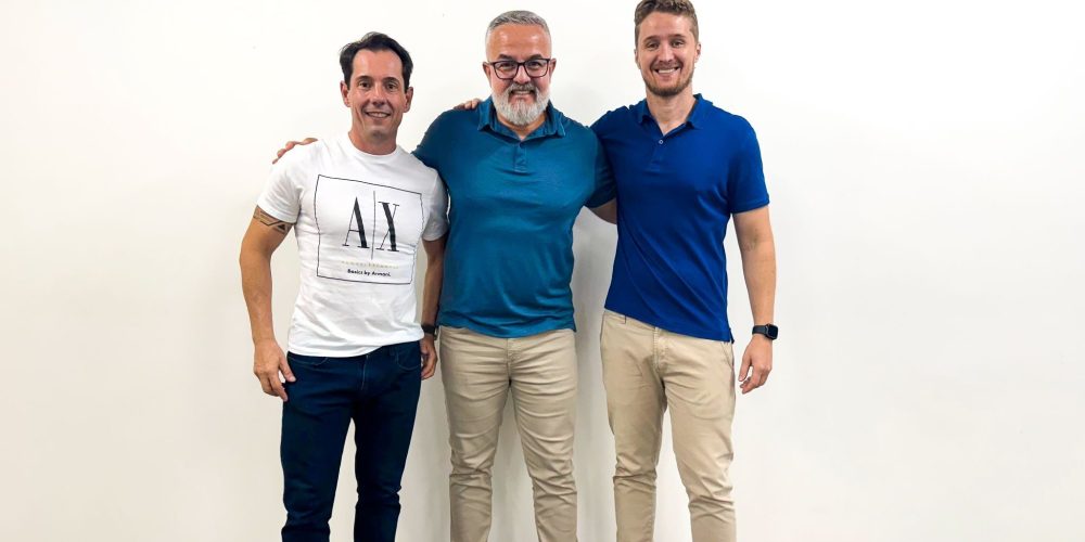 André Marques, COO da Agger; Leonardo Cesar Trindade, fundador da Trindade Tecnologia; e Gabriel Ronacher, CEO da Agger. Créditos: Divulgação/Agger