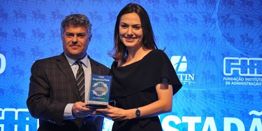 Diretora Técnica e de Relacionamento com Clientes de Saúde e Odonto da SulAmérica, Raquel Giglio, recebe troféu em nome da companhia.